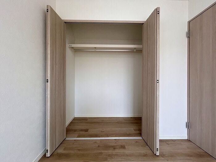 南西側約5.9帖洋室
大容量クローゼット付きでお部屋すっきり!
