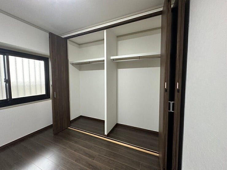 クローゼットはパイプ付きで洋服など沢山入るようになっています♪