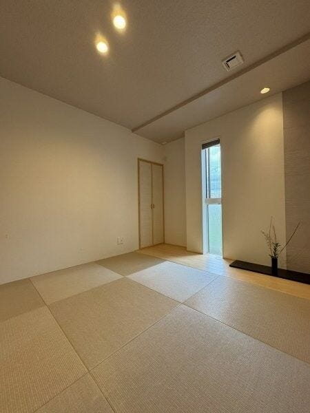 落ち着いた和室でのんびりとしてみませんか。階段下収納付きです。