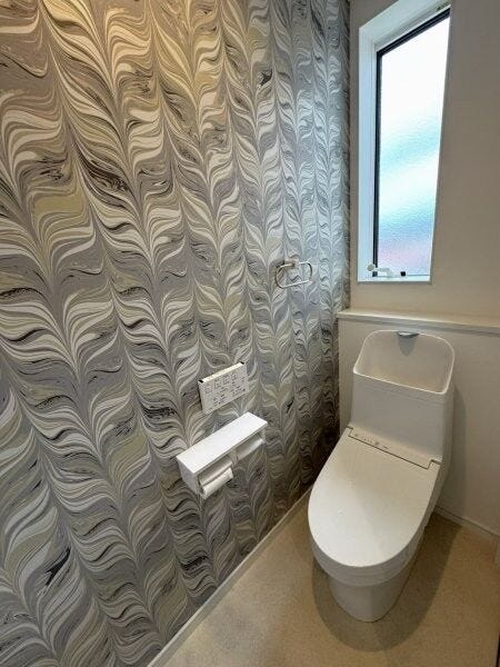 2階のトイレです。小窓があるので換気も十分にできますね。