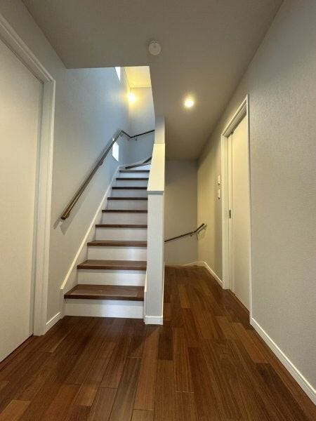 階段を上がれば、小屋収納へ行けます!