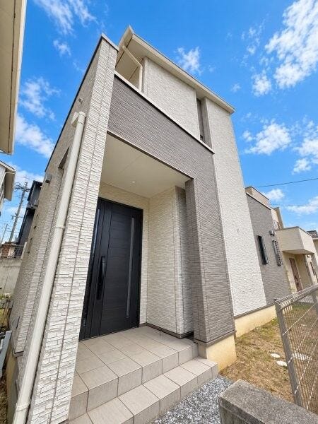 玄関の出入りは屋根があり、雨や雪の日でも濡れずにカギの開閉や傘の準備がスムーズに出来ます!