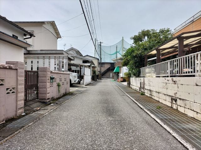 南東側道路 東から西方向