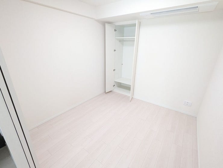 すっきりとした間取りで、さまざまな使い方が広がる多目的な部屋。