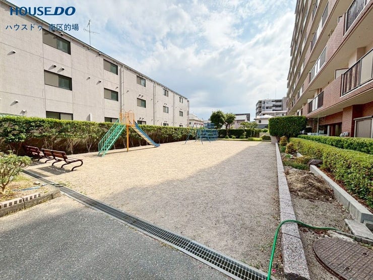 敷地内にある居住者専用の公園は、お子様が公園に行くまでの車など気にせず安心して遊ばせることができます。