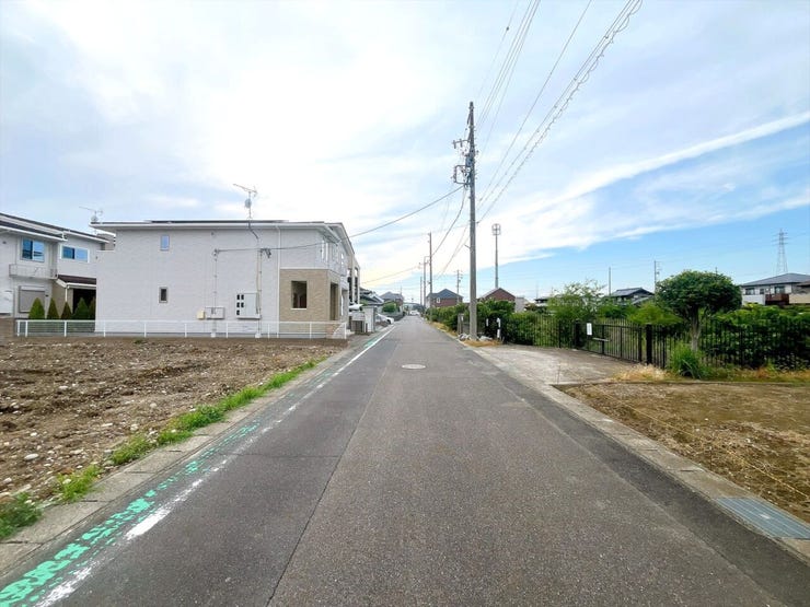 【前面道路】
交通量が少なく静かな環境のため、歩行者や高齢者、お子様にも安心の立地です♪
周辺の騒音も少ないため、落ち着いた雰囲気の中で穏やかな毎日を過ごしたい方にぴったりの住環境です!