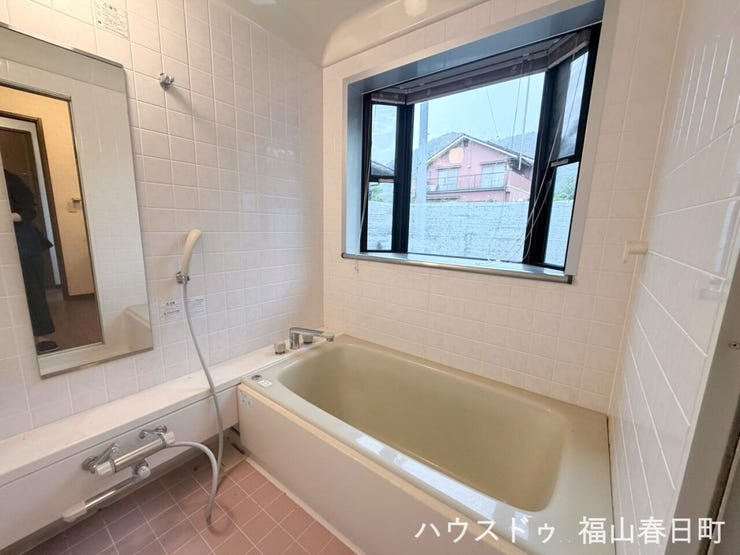 大きな窓があり開放感ある浴室です