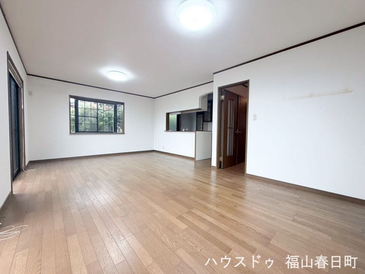 大きな窓からたっぷりと光が差し込む、開放感あふれるリビング。キッチンまで一体感のある空間で、ご家族との時間をゆったり楽しめます。