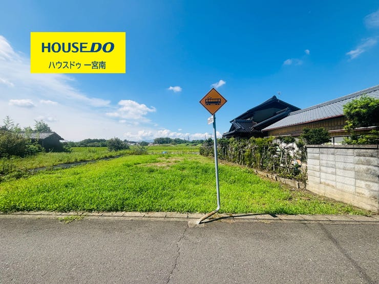 【外観】
【爽やかな朝陽とともに、快適なスタートを】
東向きの土地は朝日がたっぷり取り込めるため、心地よい朝の光を浴びながら家族で朝食を囲む。
そんな健康的で気持ちの良いライフスタイルが叶う住環境です。