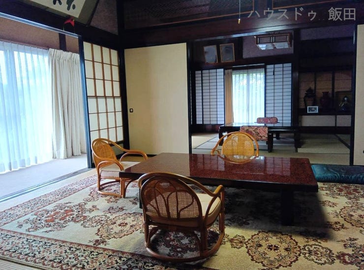 重厚な2間続きの座敷 建具も重厚な造りです。