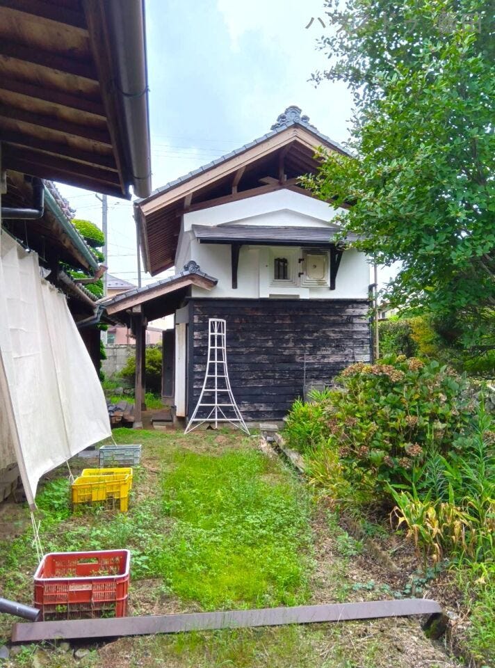 米蔵、味噌蔵など土蔵が2軒あります。