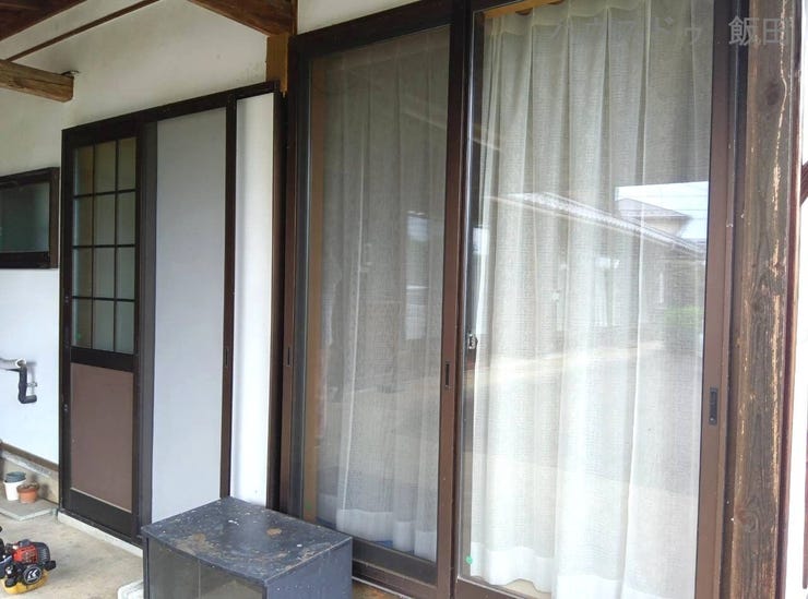 離れにはリフォームした洋室2部屋、トイレ、洗面所があり、殆ど未使用です。ペアガラス