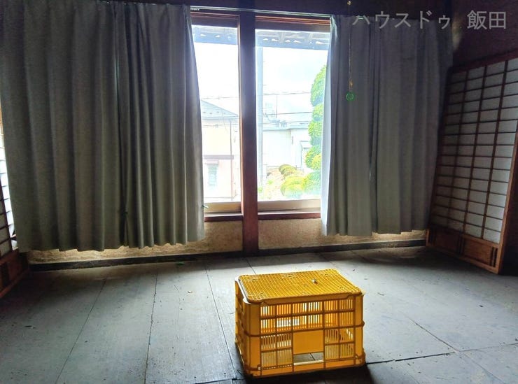 2階はリフォームしていません 2階フロアーは6室に分かれていますが、昔蚕室として使用していました。うち2部屋にはサッシが入っています。そのほかは雨戸と障子です。