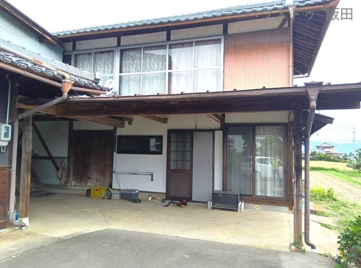 離れ外観です。
1階には洋室2部屋、トイレ、洗面所のある殆ど未使用の居住空間があります。2階は柿干場に使っていました。