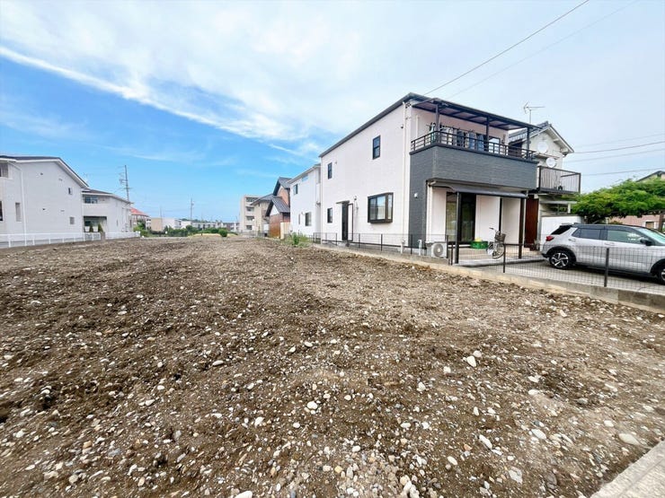 【南向きの土地】
南向きの土地は陽当たりが良く一日を通して明るく暖かな光が差し込みます!
家族が集まるリビングも明るく過ごしやすく、日中は電気をつけずとも明るいこともあり電気代の節約にもなります♪