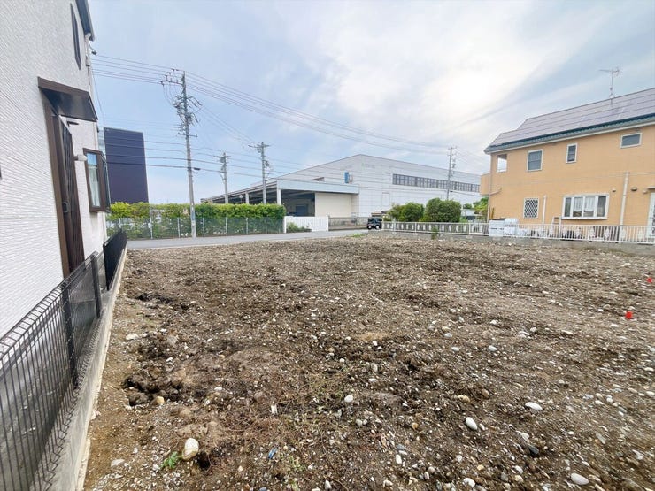 【駐車場 並列2台分】
両方の車が独立して駐車できるため、片方の車を移動させる必要がなく、効率的に出し入れができます!
車を出し入れする際にバックや切り返しも少なくなるため、駐車が楽になります♪