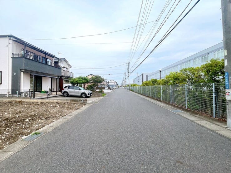 【前面道路】
前面道路が広いため運転がしやすく、日々の交通ストレスが軽減されます!
また家の前が建物などで遮られることがなく、日当たりが良くなり、家全体が明るい印象を受けます!