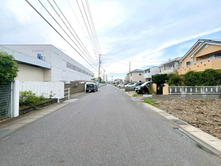 【前面道路】
前面道路が広いため大きな車の方でも車の出し入れがしやすく、駐車もスムーズ♪
見通しが良いため安全性も高まります!
お子さまのいるご家庭でも安心して暮らせる快適な住環境です!