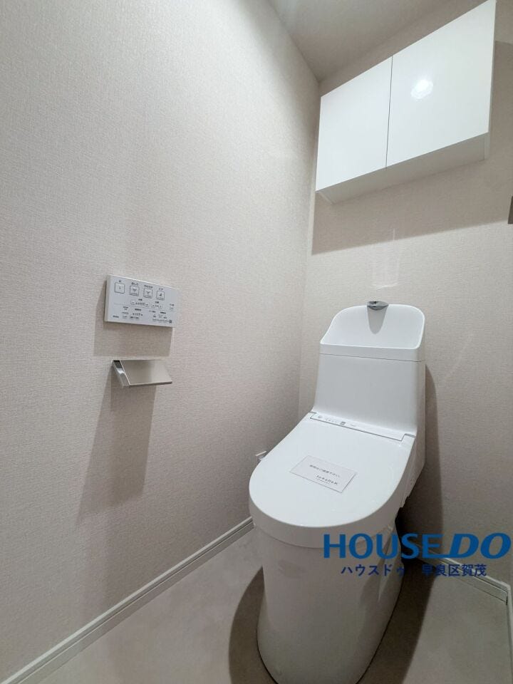 温水洗浄便座付きのトイレ。上部には棚もあり、トイレットペーパーなどをすっきり収納できます。