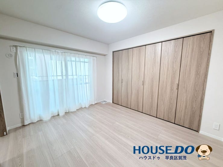 バルコニーに面した約6.3帖の洋室。主寝室としてはもちろん、仕事部屋として使うのも良さそうです。