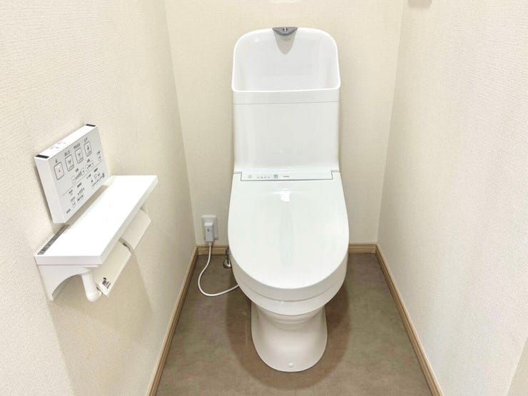 快適な日常に欠かせない温水洗浄便座(ウォシュレット)を完備。壁掛けリモコンで操作しやすく、見た目もすっきりとした印象ですね♪