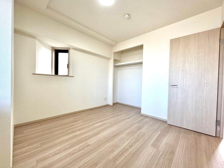 明るい木目調のドアとフロアが、温かみのある落ち着いた雰囲気を演出しますね♪