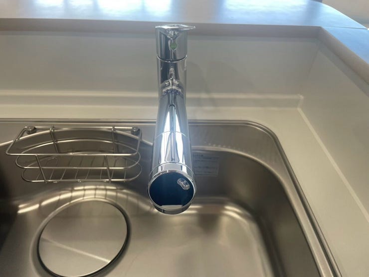 見た目もすっきりとした浄水器一体型混合水栓を設置。
お料理や飲料水として、いつでも手軽に綺麗でおいしいお水をご利用いただけますね♪