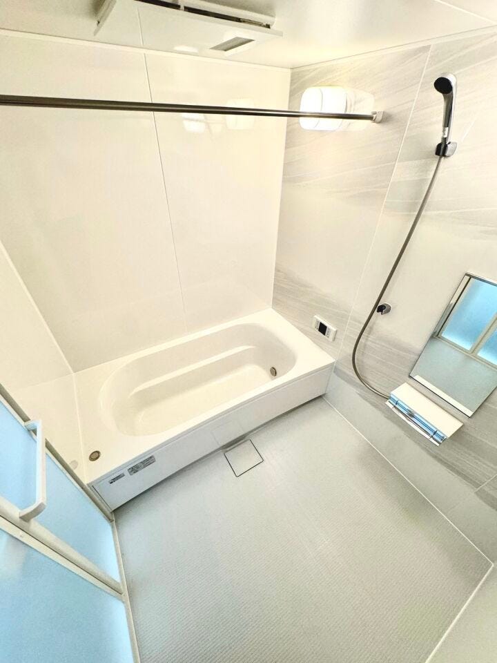 1620サイズのゆとりのあるシステムバス!広々とした洗い場と足を伸ばして浸かれる大きな浴槽で、1日の疲れをゆったりと癒せますね♪