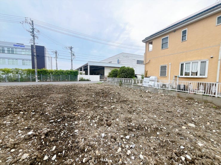 【南向きの土地】
南向きの土地は陽当たりが良く一日を通して明るく暖かな光が差し込みます!
家族が集まるリビングも明るく過ごしやすく、日中は電気をつけずとも明るいこともあり電気代の節約にもなります♪