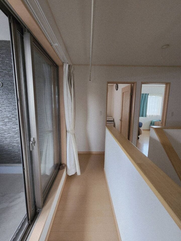 2F
雨天に便利な「ホスクリーン(室内物干)」設置してあります!