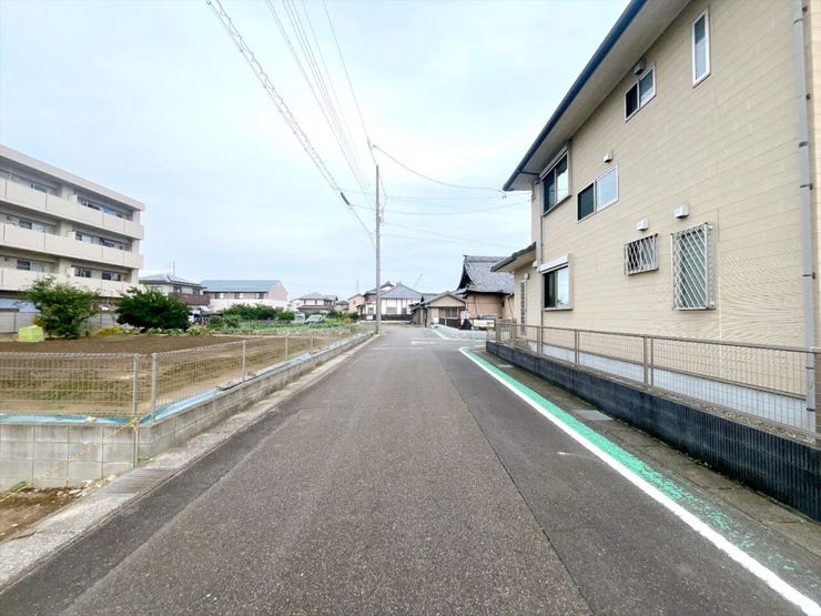 【前面道路】
交通量が少なく静かな環境のため、歩行者や高齢者、お子様にも安心の立地です♪
周辺の騒音も少ないため、落ち着いた雰囲気の中で穏やかな毎日を過ごしたい方にぴったりの住環境です!