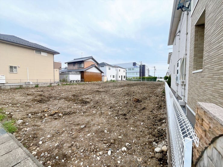 【駐車場 並列2台分】
両方の車が独立して駐車できるため、片方の車を移動させる必要がなく、効率的に出し入れができます!
車を出し入れする際にバックや切り返しも少なくなるため、駐車が楽になります♪