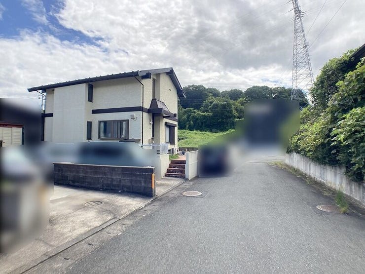 西側接面道路