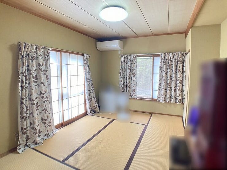 1階6帖和室。2方面に窓があり明るいお部屋です。