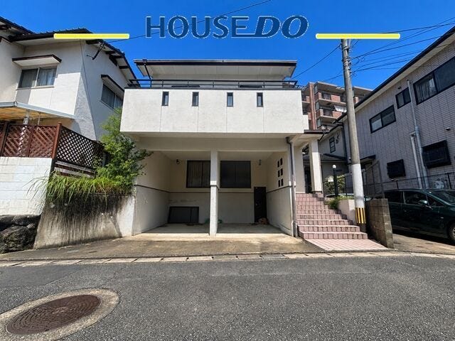 【外観】
※リフォーム前の写真です。 西鉄高宮駅バス17分♪小中学校徒歩5分以内の日当たり良好な戸建です♪車2台分のガレージあり!