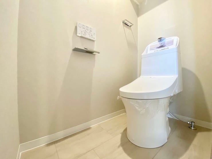 温水洗浄便座付きのトイレを新規交換済み。壁や床も明るい色合いで統一された清潔感のある空間です♪