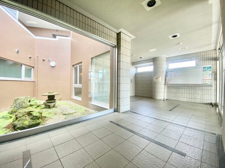 中庭を望む明るいエントランスホール。オートロック付きで、防犯面にも配慮されたマンションです♪