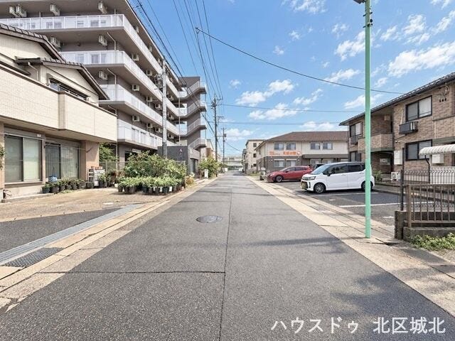 【北側前面道路】
幅員約6.5m前面道路。道路幅にゆとりがあるので、車種を選びません。大きめの車に乗りたい方にもオススメです。