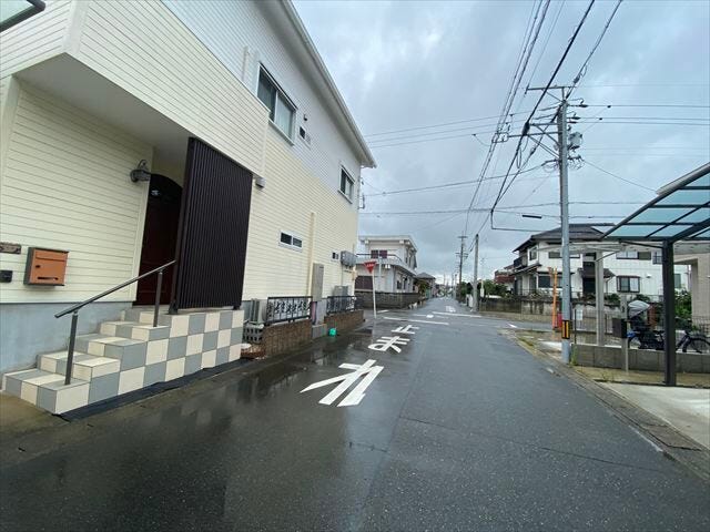 幅員約6mの前面道路です。道路幅が広いので、向かいの住宅とも距離があるため日当たりも確保しやすいです。