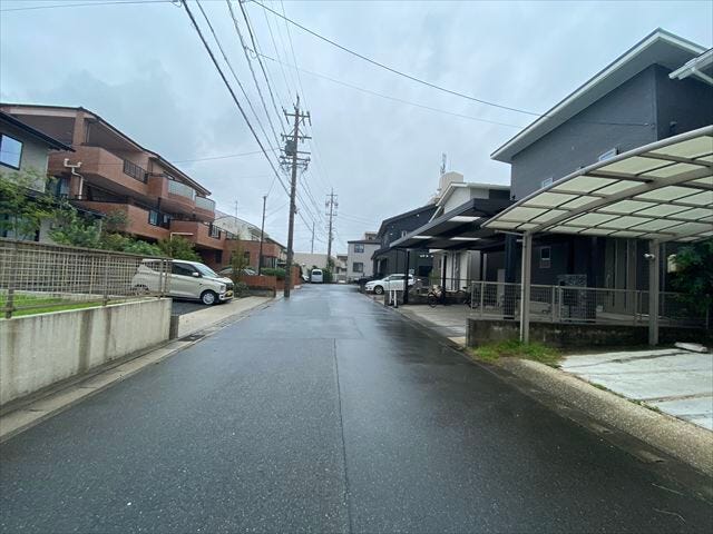 道路幅にゆとりがあるので、車種を選びません。大きめの車を乗りたい方にもオススメです。