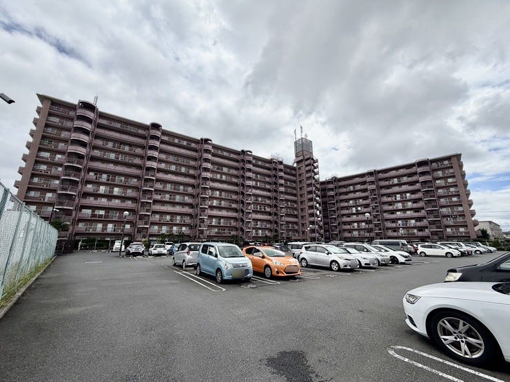 駅からは少々遠いですが、江戸川台駅または流山おおたかの森駅方面のバス便あり!悪天候時も◎