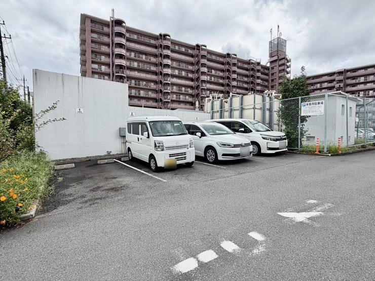 〈来客用駐車場〉