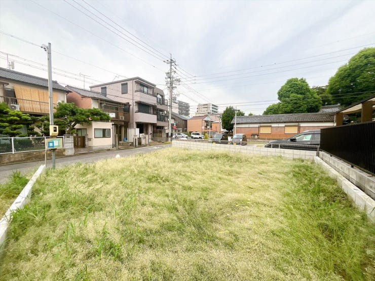 【北向きの土地】
北向きの土地は直射日光を受けにくいです!
そのため室内や駐車中の車が高温になりにくく、夏場でも比較的涼しく過ごすことができ、エアコンの効率も向上するため省エネ効果が期待できます♪