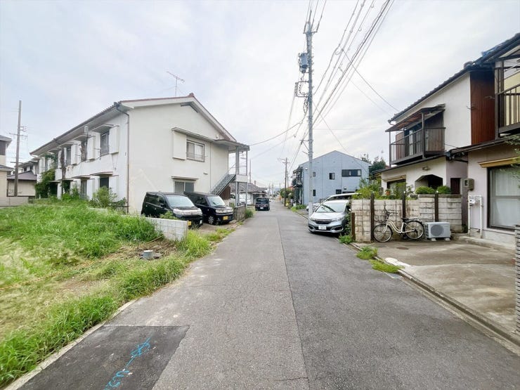 【前面道路】
交通量が少なく静かな環境のため、歩行者や高齢者、お子様にも安心の立地です♪
周辺の騒音も少ないため、落ち着いた雰囲気の中で穏やかな毎日を過ごしたい方にぴったりの住環境です!