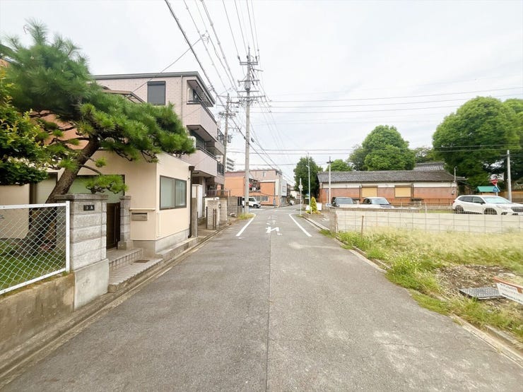 【前面道路】
大型車の通行が少なく、静かで落ち着いた環境が魅力です♪
小さなお子さんがいるご家庭でも安心して暮らせます!
車がスピードを出しにくく、交通事故のリスクも低減される安全な住環境です!