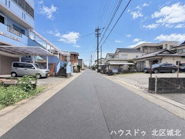 【北側前面道路】
幅員約6.5m前面道路。街並みが開放的で圧迫感がありません。引っ越しトラックなど大きな車も余裕をもって通行することができます。