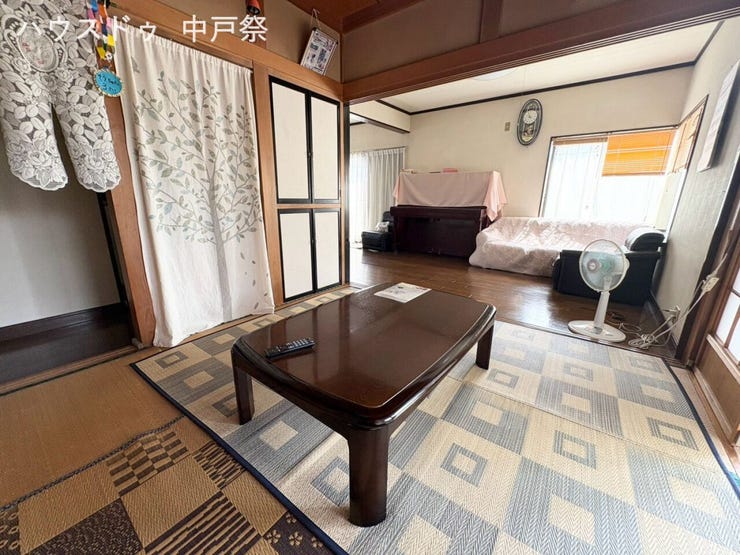 家族が集まる、和みのリビング。
和と洋が調和する心地よい空間。
光に包まれる、くつろぎのリビング。