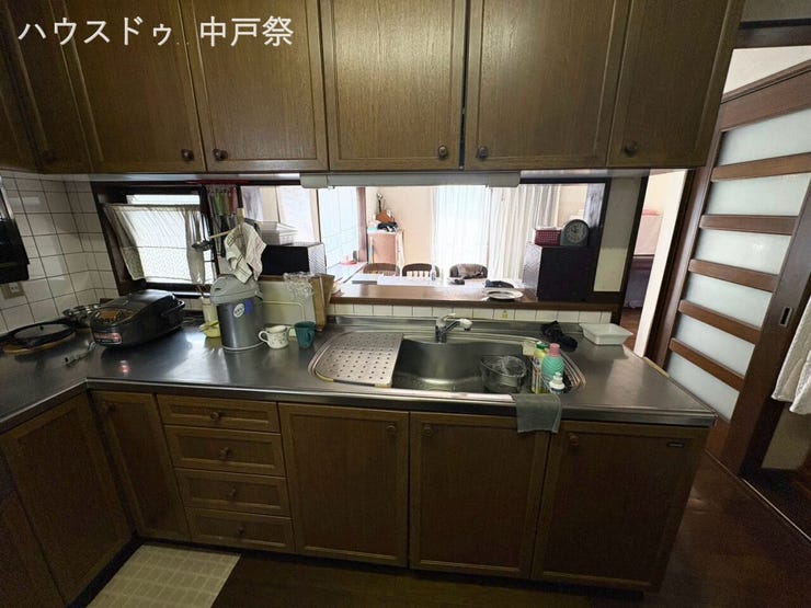 家族とつながるカウンターキッチン。
配膳しやすい、使い勝手の良いキッチン。
光と木の温もりに包まれる家事時間。