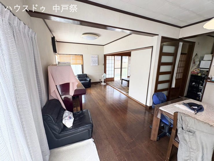 家族が集まる、やさしいリビング。
光と木の温もりに包まれる空間。
家族の気配がつながる心地よい場所。