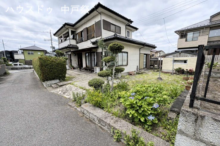 【外観】
雛壇地の高台で陽当たりの良い、家族がのびのび暮らせる中古戸建。110坪角地の広さとガレージ4台の安心感